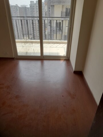 Room in 3 BHK Apartment at Amrapali Centurian Park, Tech Zone 4 Greater Noida – for Rent