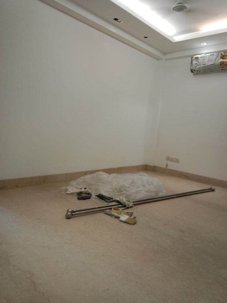 Room, new friends colony 4 Bedroom 500 Sq.Yd. Builder Floor In New Friends Colony Delhi 8818155