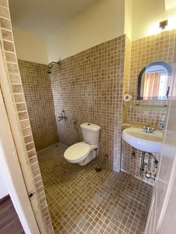 Bathroom, paras-tierea 3 Bedroom 1695 Sq.Ft. Apartment In Sector 137 Noida 8818186