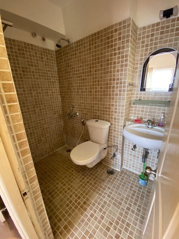 Bathroom, paras-tierea 3 Bedroom 1695 Sq.Ft. Apartment In Sector 137 Noida 8818186