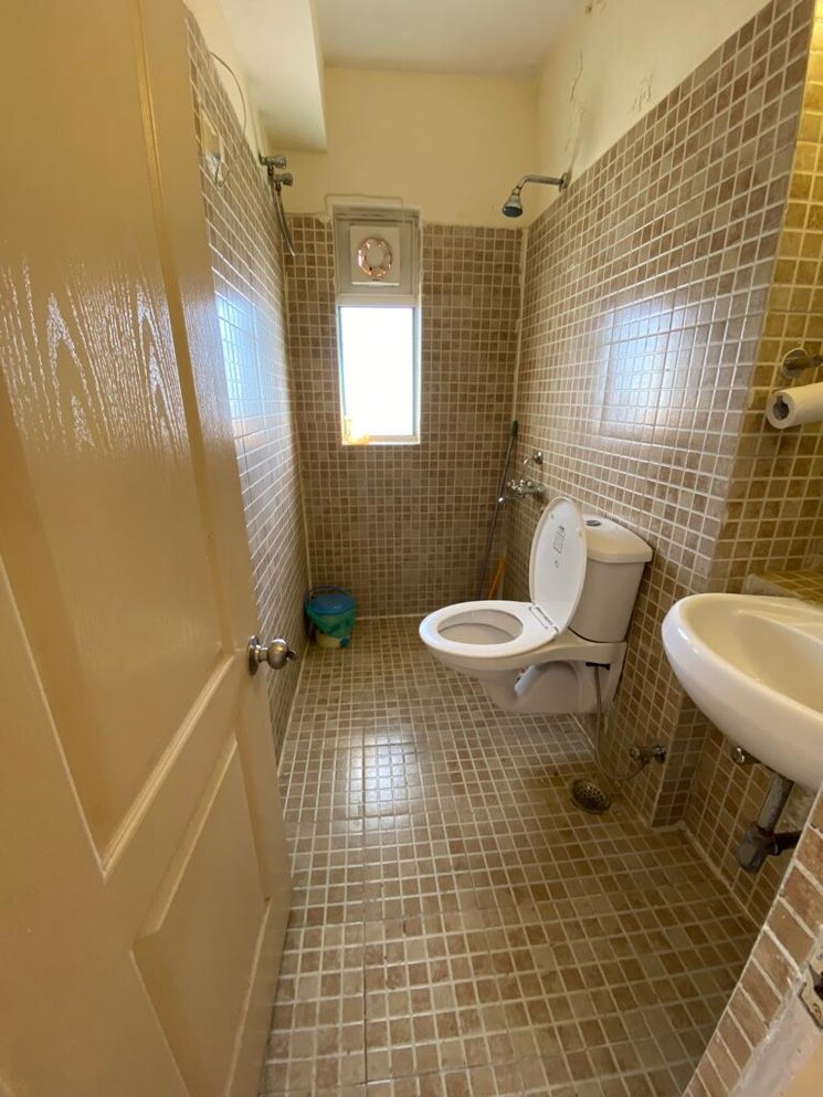 Bathroom, paras-tierea 3 Bedroom 1695 Sq.Ft. Apartment In Sector 137 Noida 8818186