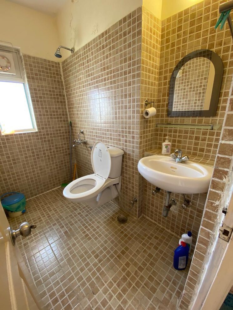 Bathroom, paras-tierea 3 Bedroom 1695 Sq.Ft. Apartment In Sector 137 Noida 8818186