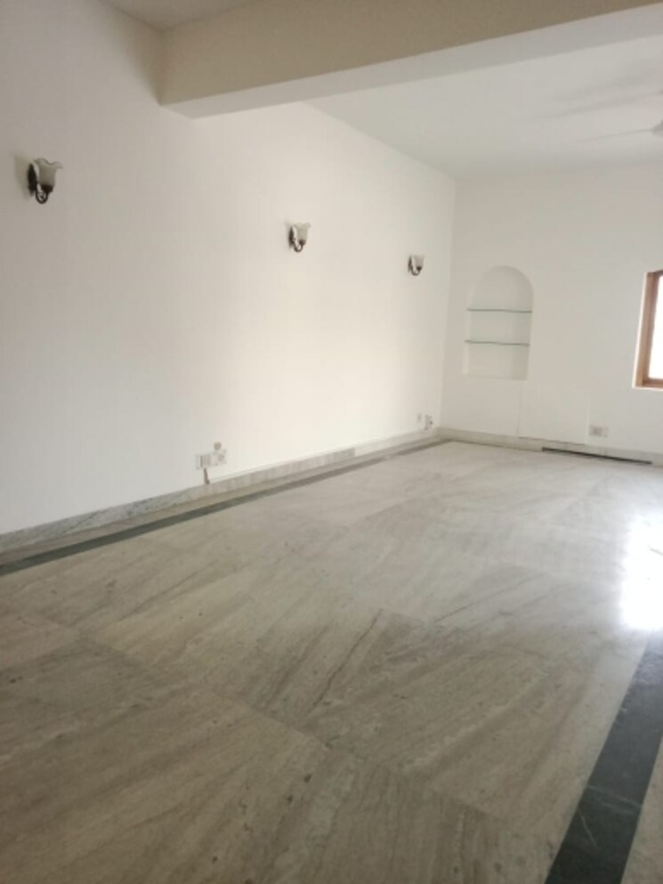 Room, new friends colony 4 Bedroom 500 Sq.Yd. Builder Floor In New Friends Colony Delhi 8818327