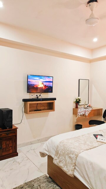 Furnished Amenities in 1 BHK Builder Floor at Sector 52 – for Rent