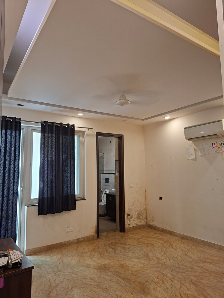 Room, sector 48 6+ Bedroom 300 Sq.Mt. Independent House In Sector 48 Noida 8818297