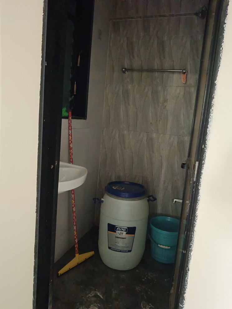 Bathroom, shree-gajanan-niwas 1 Bedroom 525 Sq.Ft. Apartment In Lower Parel Mumbai 8818321
