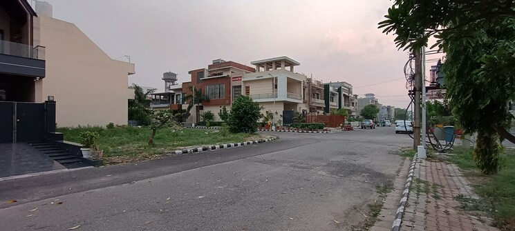 Nearby, gt road  200 Sq.Yd. Plot In Gt Road Amritsar 8818370