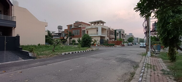 Nearby, gt road  200 Sq.Yd. Plot In Gt Road Amritsar 8818370