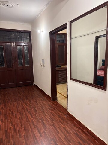 Room in 4 BHK Apartment at DLF Park Place, Sector 54 – for Sale