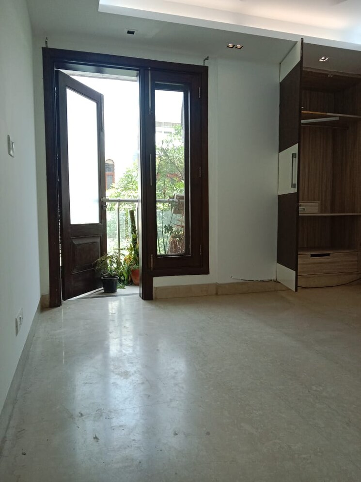 Room, new friends colony 4 Bedroom 500 Sq.Yd. Builder Floor In New Friends Colony Delhi 8818372