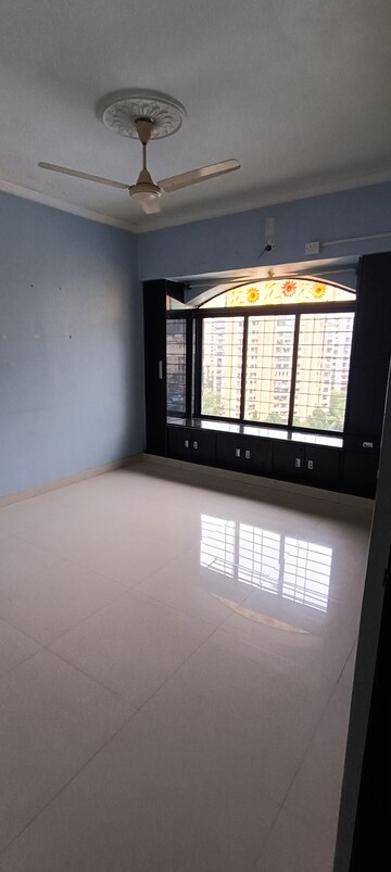 Room in 2 BHK Apartment at Anita Accord, Kandivali East – for Rent