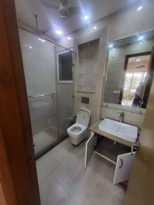 Bathroom in 3.5 BHK Apartment at DLF The Crest Phase II, Sector 54 – for Sale