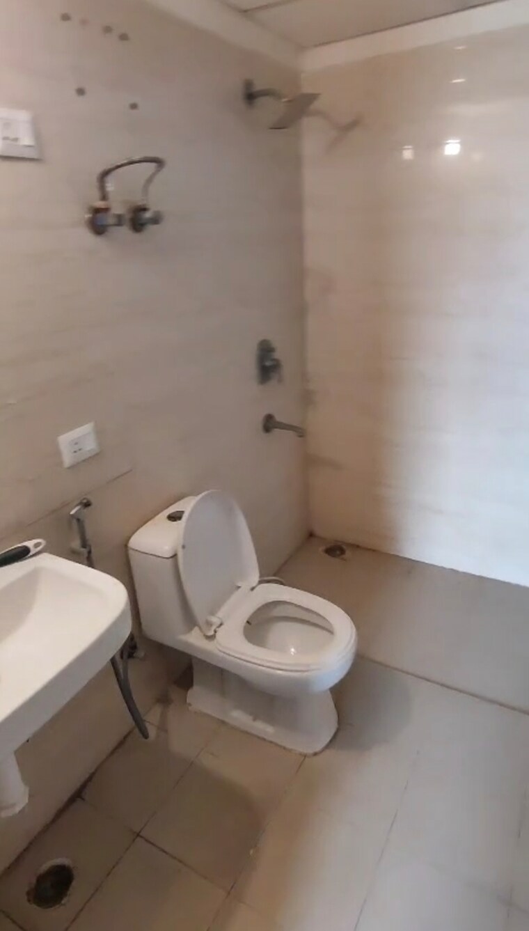 Bathroom, sethi-max-royal 2 Bedroom 1105 Sq.Ft. Apartment In Sector 140a Noida 8818437
