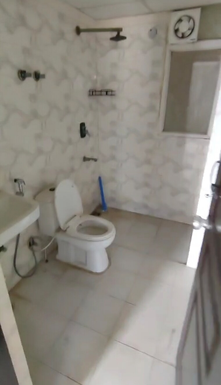 Bathroom, sethi-max-royal 2 Bedroom 1105 Sq.Ft. Apartment In Sector 140a Noida 8818437