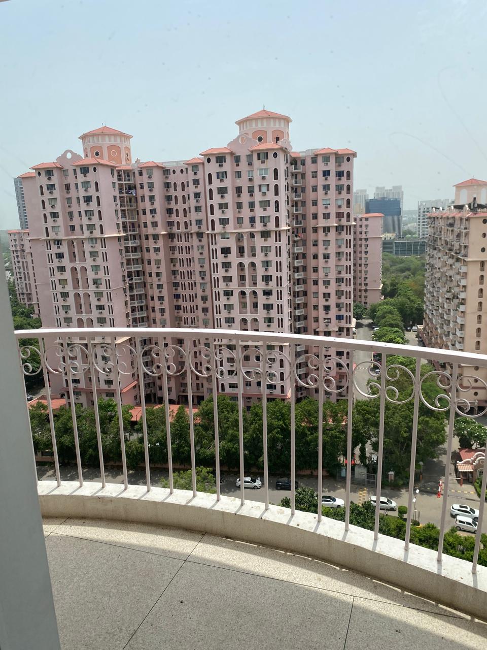 4 BHK + Servant Room Apartment For Rent in DLF Trinity Towers