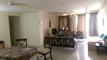 Living Room in 4 BHK Apartment at DLF Trinity Towers, Dlf Phase V – for Rent