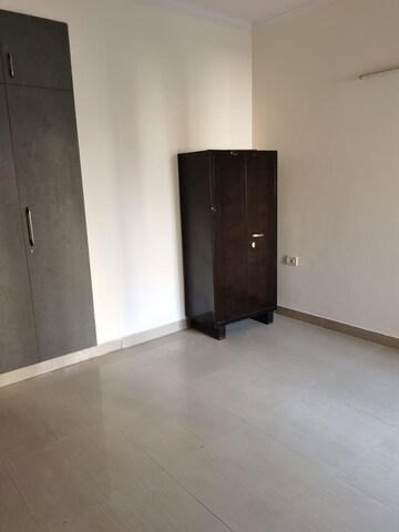 Room in 3.5 BHK Apartment at Paramount Floraville, Sector 137 – for Rent