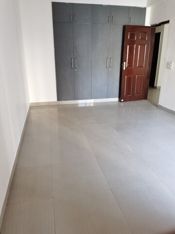 Room in 3.5 BHK Apartment at Paramount Floraville, Sector 137 – for Rent