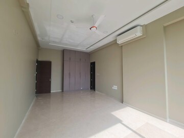 Room in 4 BHK Apartment at Kohinoor Square Altissimo, Dadar West – for Rent