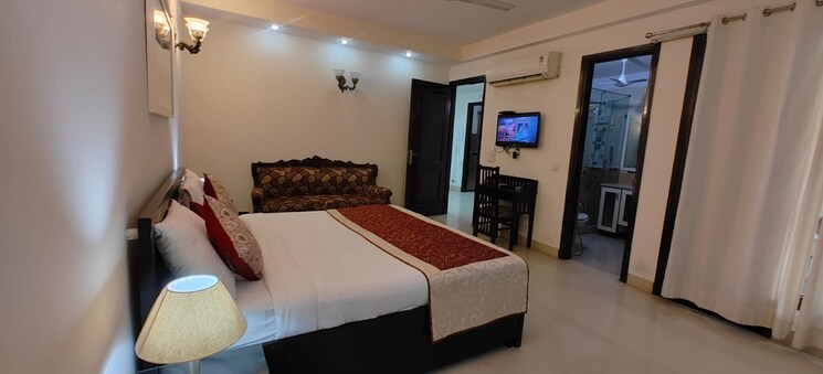 Bedroom, defence colony 3 Bedroom 325 Sq.Yd. Builder Floor In Defence Colony Delhi 8818593