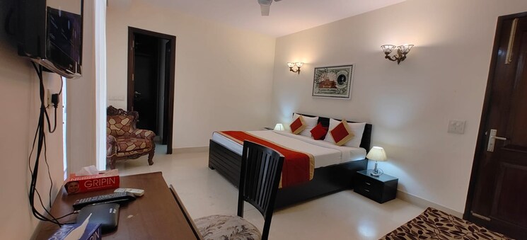 Bedroom, defence colony 3 Bedroom 325 Sq.Yd. Builder Floor In Defence Colony Delhi 8818593