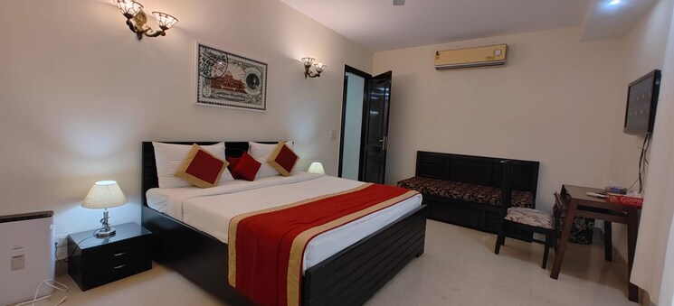 Bedroom, defence colony 3 Bedroom 325 Sq.Yd. Builder Floor In Defence Colony Delhi 8818593