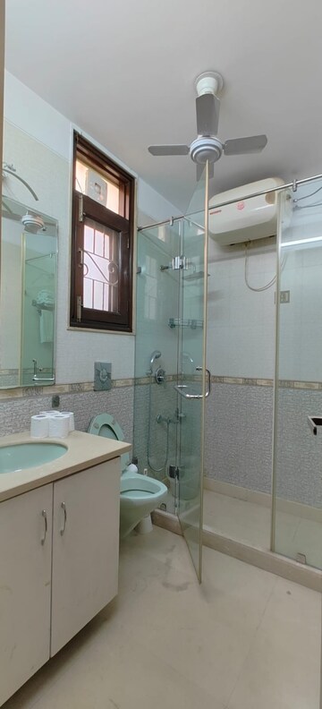 Team Area in 3 BHK Builder Floor at Defence Colony – for Rent