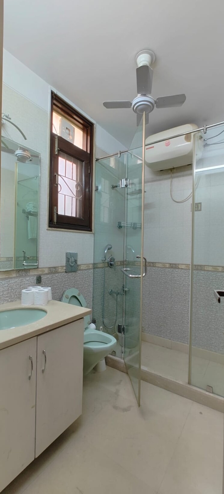 Team Area, defence colony 3 Bedroom 325 Sq.Yd. Builder Floor In Defence Colony Delhi 8818593