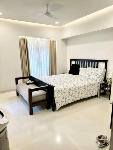Bedroom in 5 BHK Apartment at Khar West – for Rent