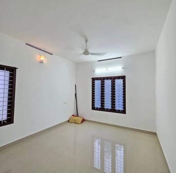 Room in 3.5 BHK Builder Floor at Sector 29 – for Rent