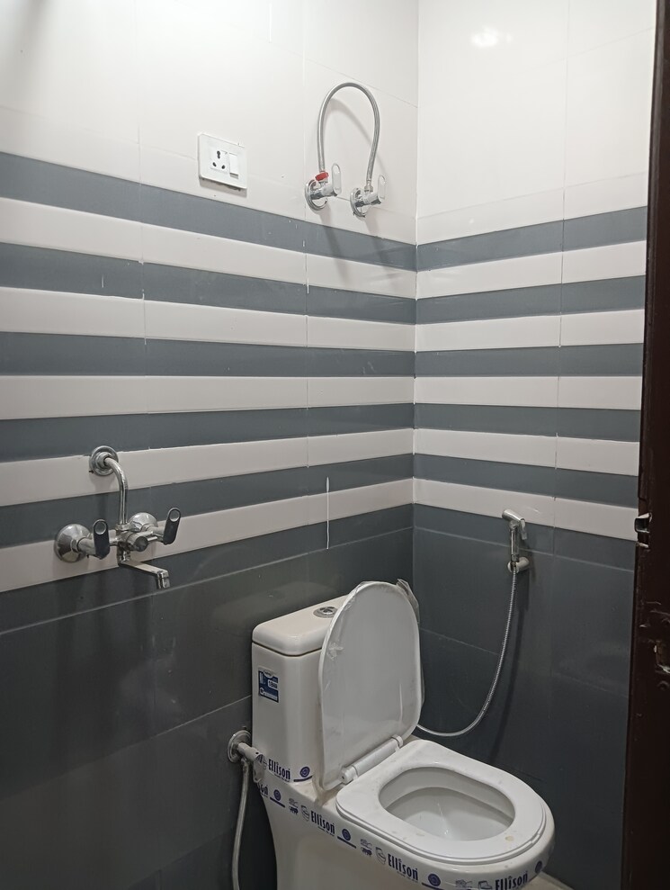 Bathroom, govindpuri 2 Bedroom 680 Sq.Ft. Builder Floor In Govindpuri Delhi 8818670