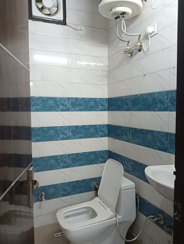 Bathroom, govindpuri 2 Bedroom 790 Sq.Ft. Builder Floor In Govindpuri Delhi 8818694