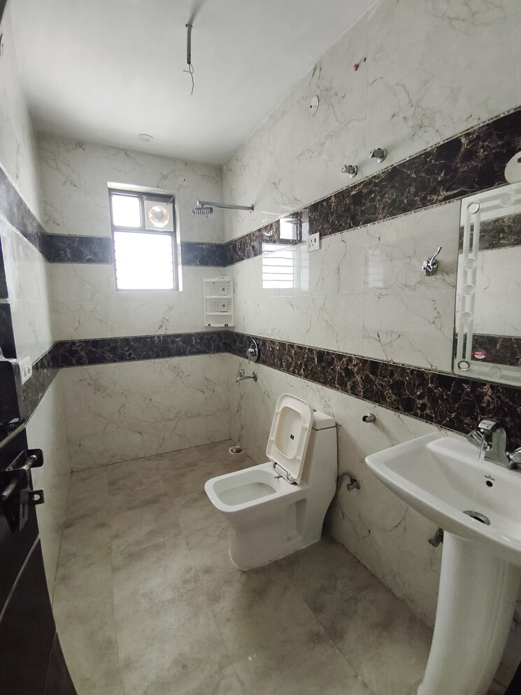 Bathroom, sector 9a 3 Bedroom 253 Sq.Yd. Builder Floor In Sector 9a Gurgaon 8818704