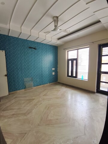 Room in 3 BHK Builder Floor at Sector 9a – for Rent