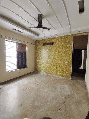 Room in 3 BHK Builder Floor at Sector 9a – for Rent