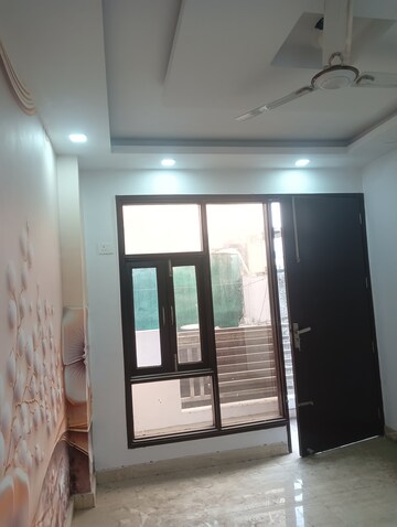 Room in 3 BHK Builder Floor at Govindpuri – for Rent