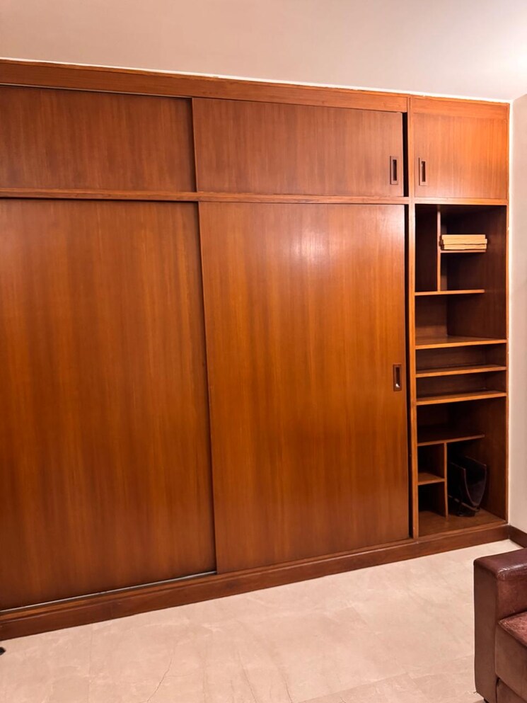 Room, defence colony 3 Bedroom 325 Sq.Yd. Builder Floor In Defence Colony Delhi 8818679