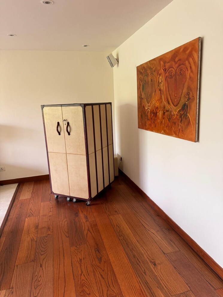 Room, defence colony 3 Bedroom 325 Sq.Yd. Builder Floor In Defence Colony Delhi 8818679