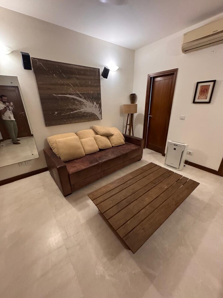 Living Room, defence colony 3 Bedroom 325 Sq.Yd. Builder Floor In Defence Colony Delhi 8818679