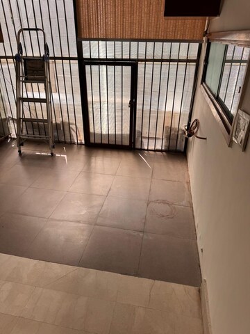 Room in 3 BHK Builder Floor at Defence Colony – for Rent
