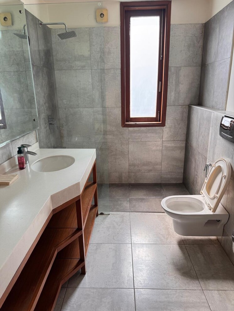 Bathroom, defence colony 3 Bedroom 325 Sq.Yd. Builder Floor In Defence Colony Delhi 8818679