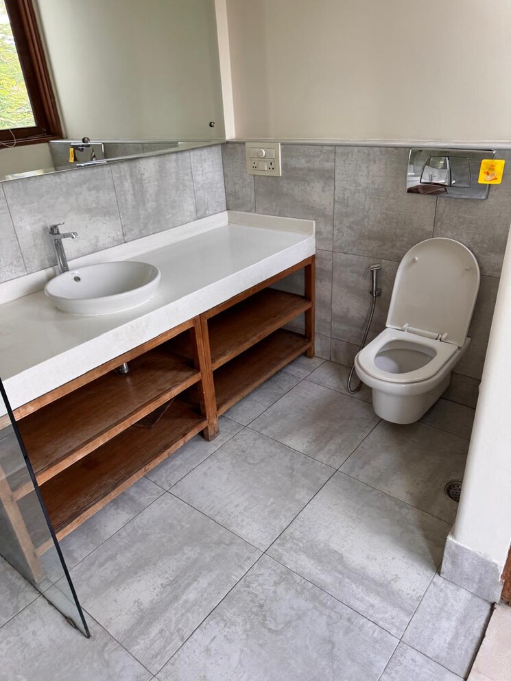 Bathroom, defence colony 3 Bedroom 325 Sq.Yd. Builder Floor In Defence Colony Delhi 8818679