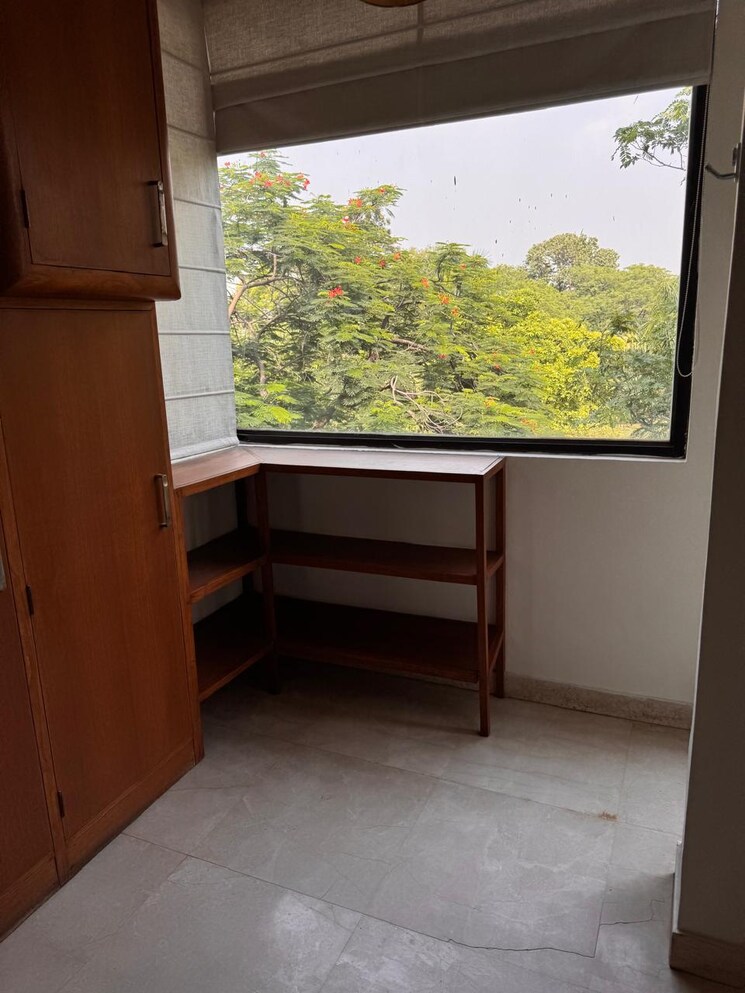 Room, defence colony 3 Bedroom 325 Sq.Yd. Builder Floor In Defence Colony Delhi 8818679