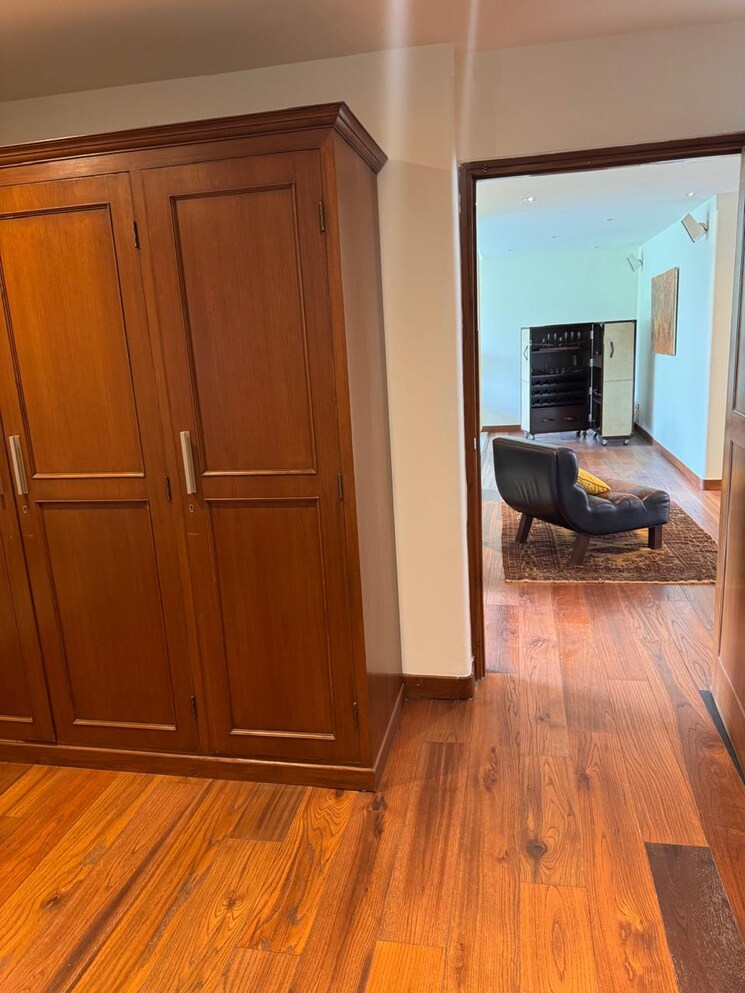 undefined, defence colony 3 Bedroom 325 Sq.Yd. Builder Floor In Defence Colony Delhi 8818679