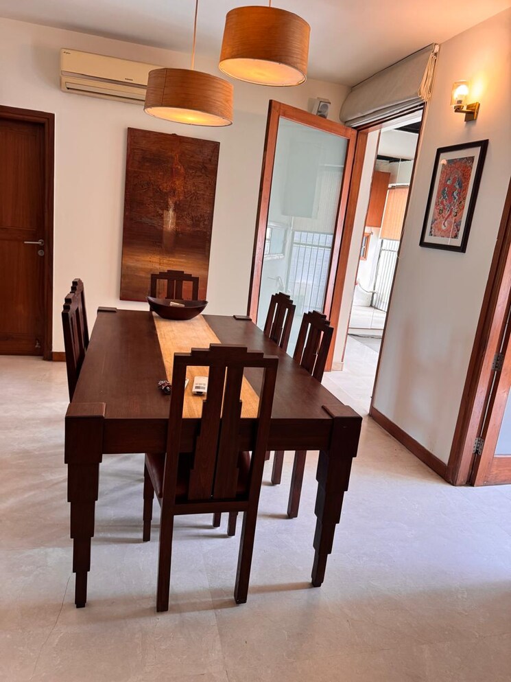 Team Area, defence colony 3 Bedroom 325 Sq.Yd. Builder Floor In Defence Colony Delhi 8818679