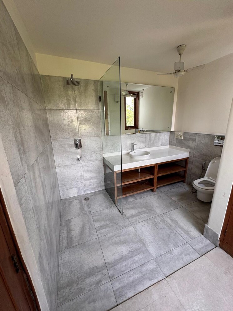Bathroom, defence colony 3 Bedroom 325 Sq.Yd. Builder Floor In Defence Colony Delhi 8818679