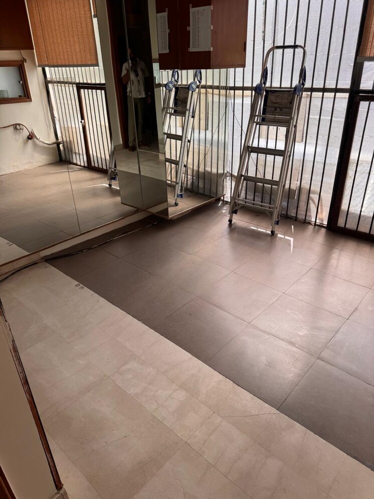 Balcony, defence colony 3 Bedroom 325 Sq.Yd. Builder Floor In Defence Colony Delhi 8818679