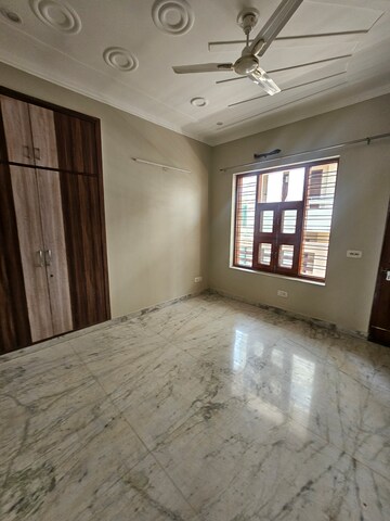 Balcony in 2 BHK Builder Floor at New Colony – for Rent