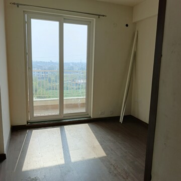 Room in 2 BHK Apartment at BPTP Discovery Park, Sector 80 – for Rent