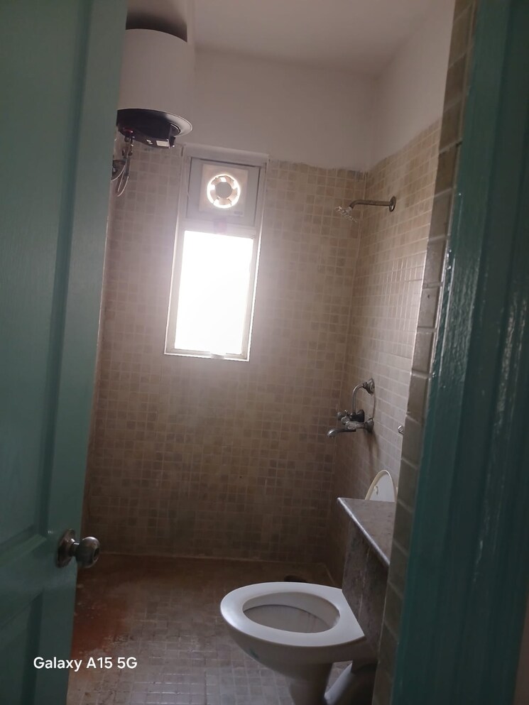 Bathroom, paras-tierea 2.5 Bedroom 1045 Sq.Ft. Apartment In Sector 137 Noida 8818807